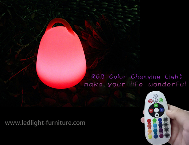 La linterna con pilas plástica del LED enciende el color del RGB que cambia con la manija portátil