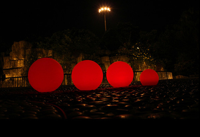 prenda impermeable de las luces de la bola de los 80cm LED, luces flotantes de la bola de piscina del parque plástico del PE 