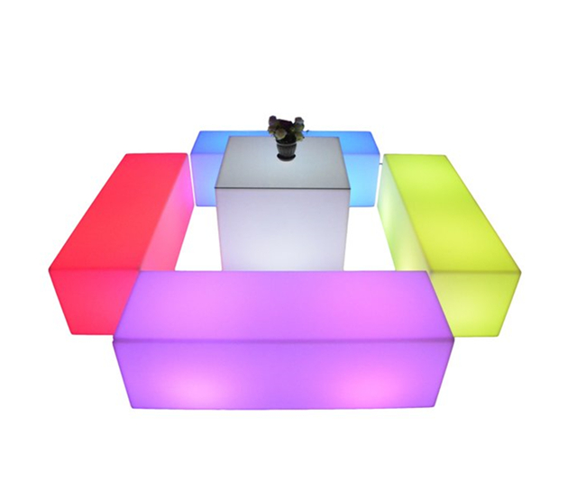 El cuadrado recto LED del partido enciende para arriba sentarse disponible con pilas de las personas del banco seis