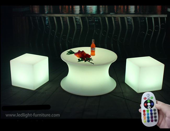 El cambio de los colores del RGB enciende para arriba la mesa de centro con permutable y teledirigido