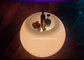 La bola formada llevada enciende para arriba la mesa de centro con el cubo de hielo y el tenedor de botella de vino proveedor
