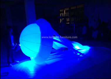 Las medusas inflables llevaron la luz del globo de la ejecución para las muestras del anuncio