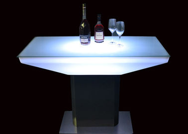 La noche de la cachimba del polietileno enciende para arriba la tabla del club de los muebles con la luz colorida del LED
